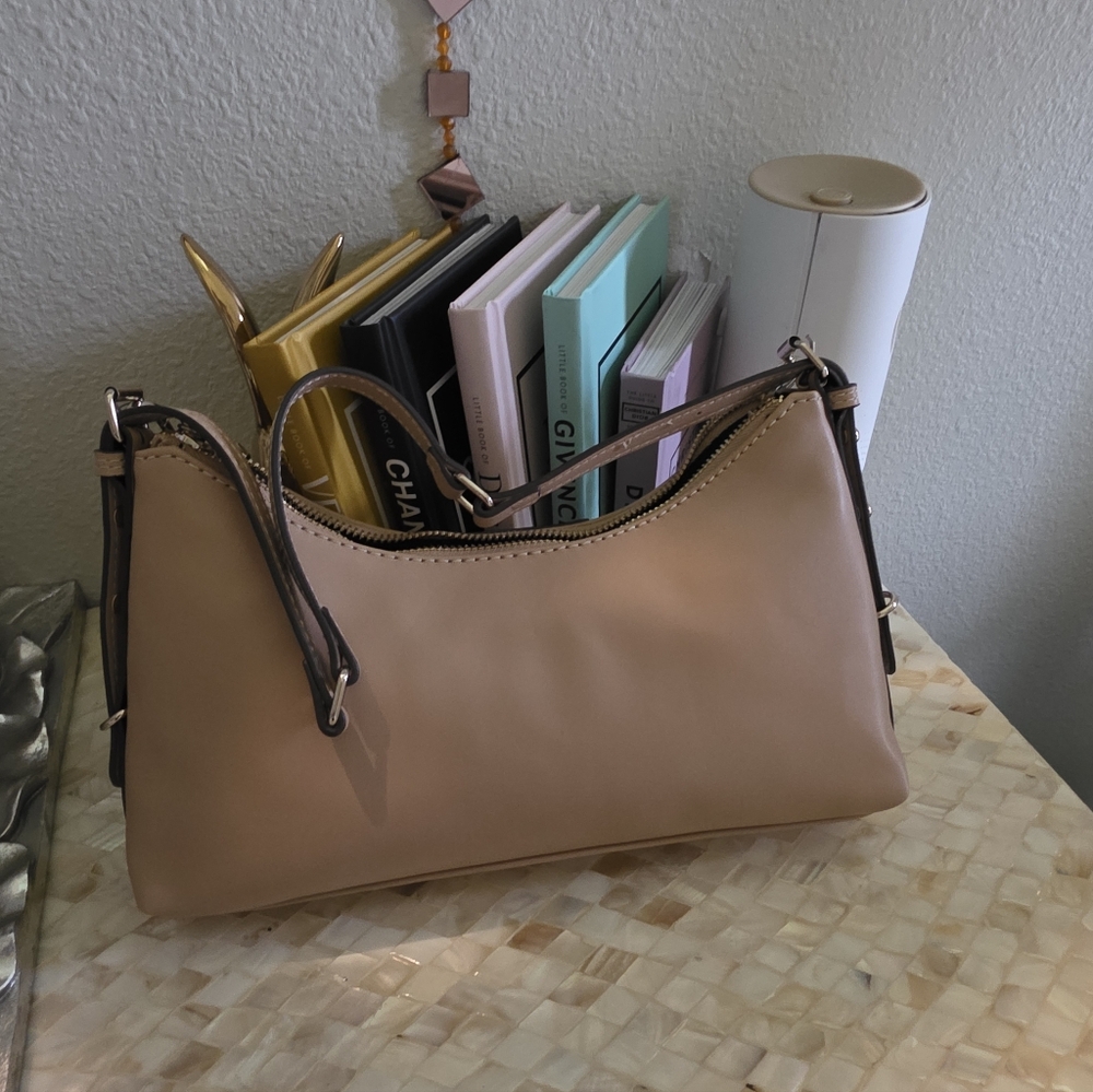 NWT True Religion Beige Shoulder Bag with Chain Detail - Picture 2 of 3